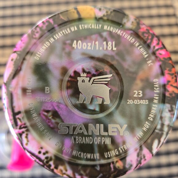 Stanley 40 Ounce Hot / Cold Pink Camo Insulated Cup with Handle Lid and Straw - Picture 3 of 8